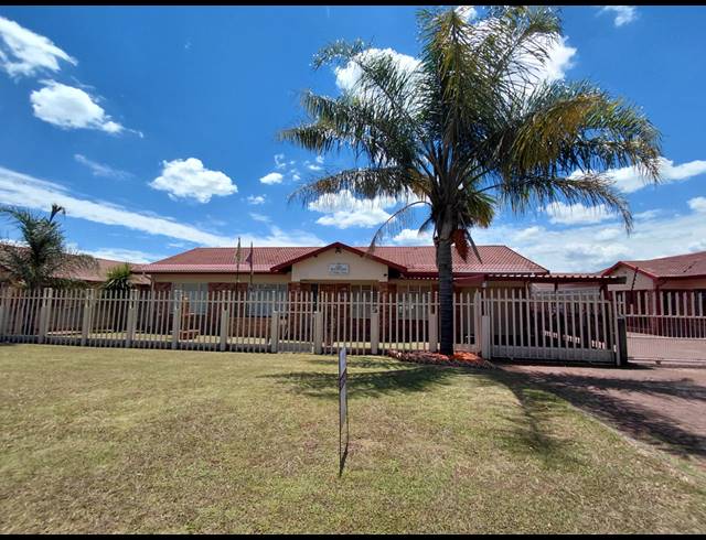 3 BEDROOM FREEHOLD FOR SALE IN LENNOXTON